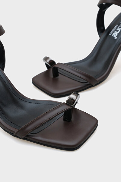 Capone Outfitters Cindy Blunt Toe Heeled Ankle Strap Flip Flops Women's Sandals