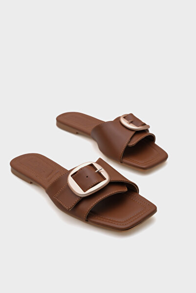 Capone Outfitters Γυναικείες παντόφλες Kathy με μεταλλική πόρπη με ίσια τακούνι, αμβλύ μύτη