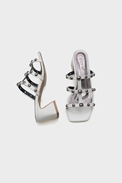 Capone Outfitters Γυναικείες παντόφλες Nela με μεσαίο τακούνι με μεταλλικά αξεσουάρ