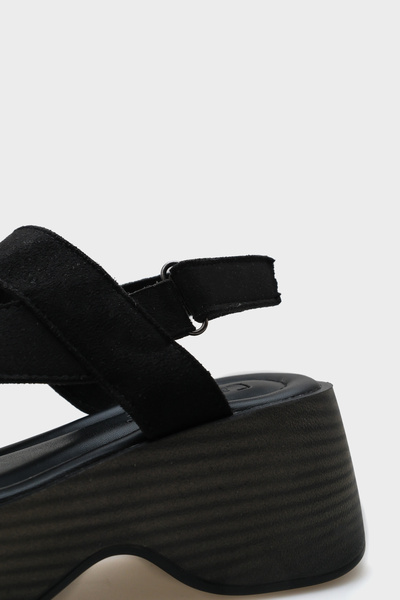 Capone Outfitters Dámské pantofle Doris Stone Buckle Suede na klínovém podpatku