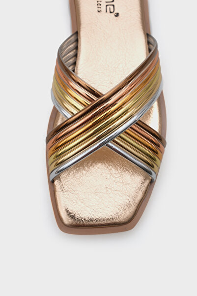 Capone Outfitters Γυναικείες παντόφλες Kylie Flat Heeled Blunt Toe Μεταλλικό αξεσουάρ Cross Strap Straw