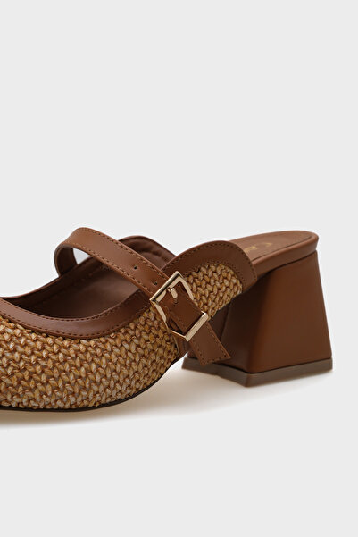 Capone Outfitters Dámské pantofle Nena z pravé kůže se špičatou špičkou ze slámy s uzavřenou špičkou