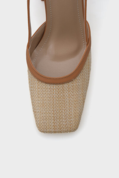 Capone Outfitters Γυναικεία παπούτσια Paige Open Back Blunt Toe με χοντρό τακούνι από άχυρο