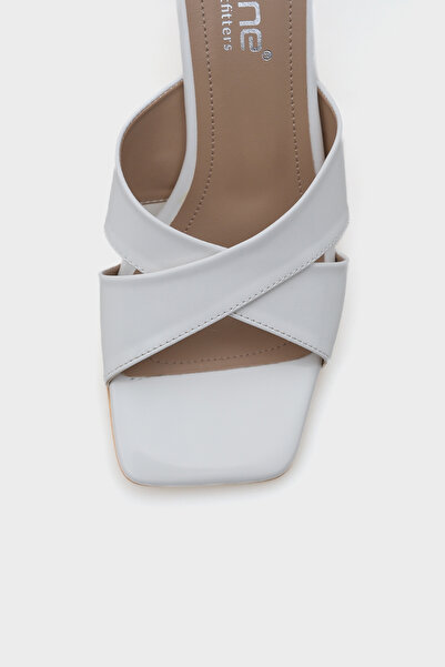 Capone Outfitters Mavis Blunt Toe Patent Leather Cross Strap Medium Heeled Women's Slippers