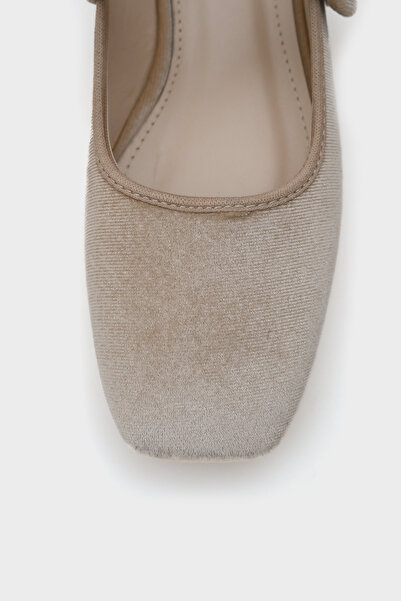 Capone Outfitters Women's Beige Buckle Detailed Velvet Ballerinas