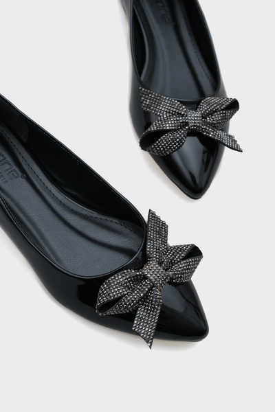 Capone Outfitters Dámské baleríny se špičatou špičkou, mašlí a kamenem