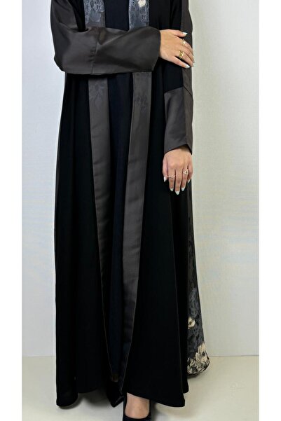 REİNA A crepe abaya with jacquard fabric inserts featuring printed roses along the edges, and a matching headscarf.