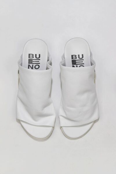 Bueno Shoes Жіночі білі шкіряні плоскі капці - 01wu7602