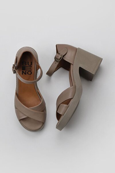 Bueno Shoes صندل نسائي بكعب من الجلد باللون الرمادي 01wy12501