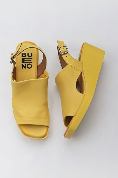 Bueno Shoes Κίτρινα δερμάτινα γυναικεία πέδιλα με σφήνα τακούνι - 01wy2407