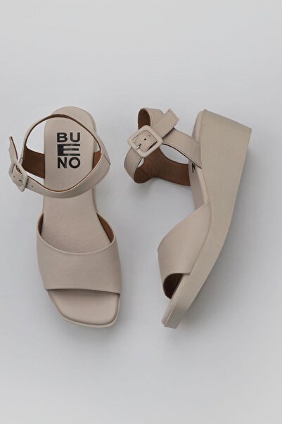 Bueno Shoes صندل نسائي بكعب عريض من الجلد الكريمي 01wy2400