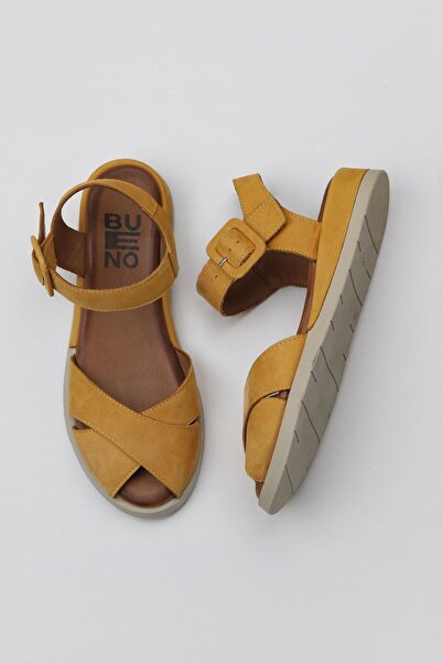 Bueno Shoes Sárga nubuk női szandál - lapos kivitel 01wy5104