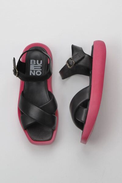 Bueno Shoes Μαύρα φούξια δερμάτινα γυναικεία φλατ σανδάλια 01wy1009
