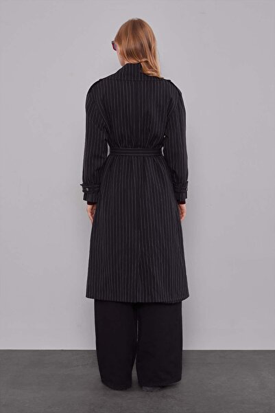 Levidor Μαύρο ριγέ κοστούμι με κορδόνι που κλείνει στον έναρξη της πλάτης