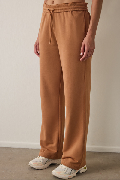 Penti Hellbraune, faltbare Oversize-Jogginghose mit mittlerer Taille und Schnürdetail