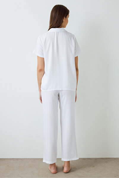 Penti Optická bílá pyžamová souprava Aria se saténovým košilovým límečkem a krátkým rukávem
