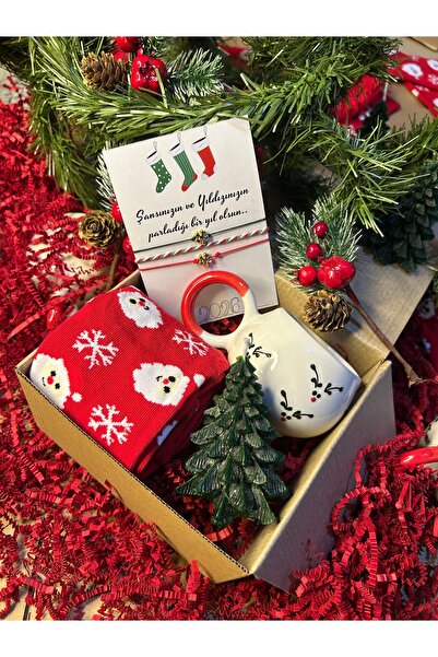 Genel Markalar Yılbaşı Hediye Kutusu Özel Set Hediye Yılbaşı Bilekliği, Yılbaşı Fincanı, Çorap ve Çam Ağacı Mum