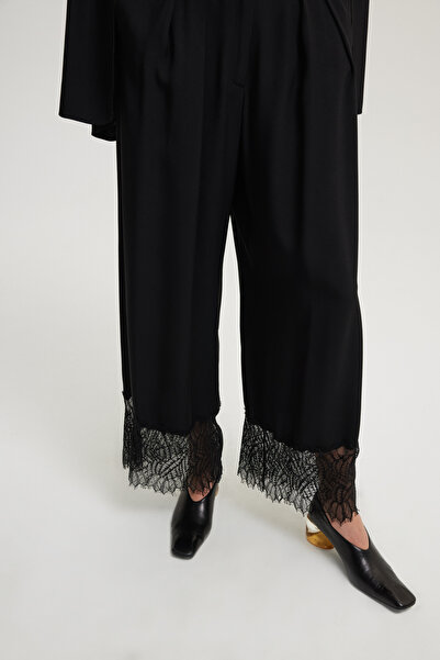 BAQA بنطلون أسود مع تفاصيل الدانتيل الساق