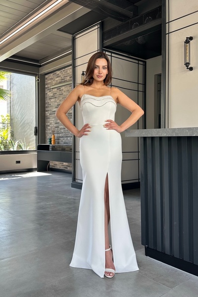 PER LEI Beyaz Şerit Taş Detaylı Straplez Yaka Yırtmaçlı Uzun Abiye Elbise