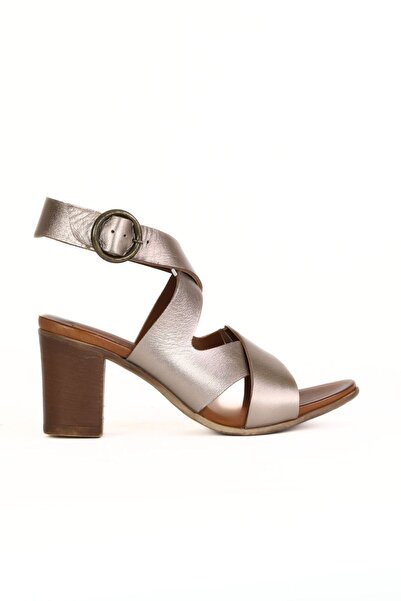 Bueno Shoes Γκρι γυαλιστερά δερμάτινα γυναικεία πέδιλα με τακούνι 01ws2700