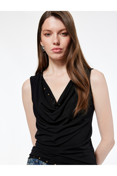 Koton قصة ضيقة بلوزة بدون أكمام بياقة ديجاجي مع إكسسوارات معدنية