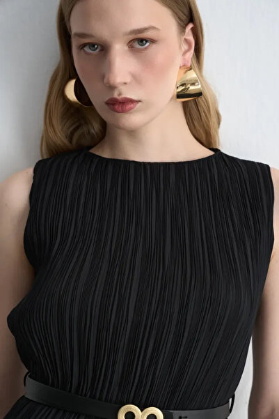 Gusto Belted Pleated Dress - Black