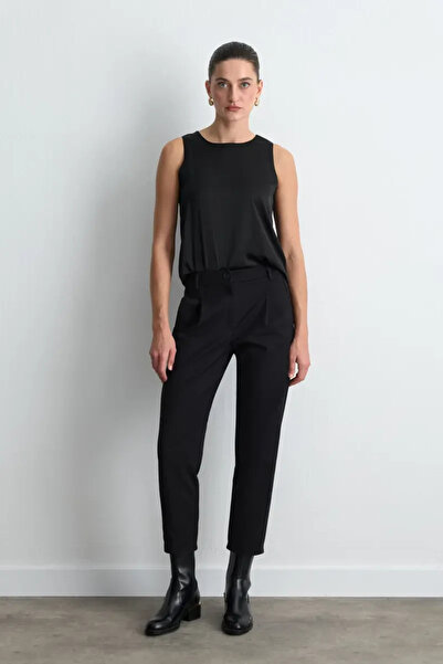 Gusto Anka Collection Carrot Cut Pleated Trousers - Black