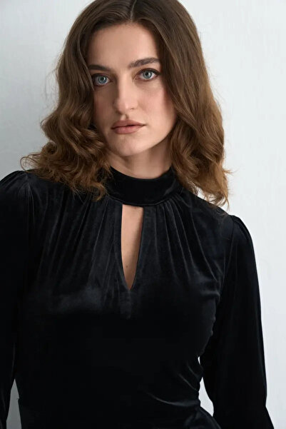 Gusto Mock Neck Piece Velvet Jumpsuit - Black