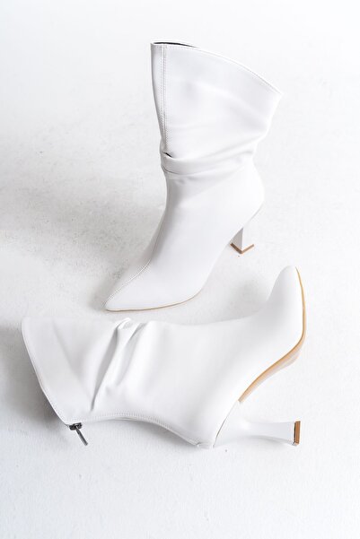 FEMME Kadın Topuklu Sivri Burun Körüklü Arkadan Fermuarlı Kadeh Ökçe Bot Sara Beyaz