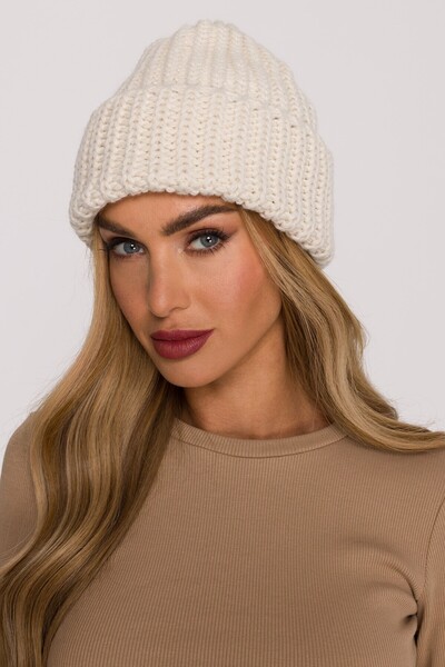 Made of Emotion M895 Soft, thick-knit yarn hat