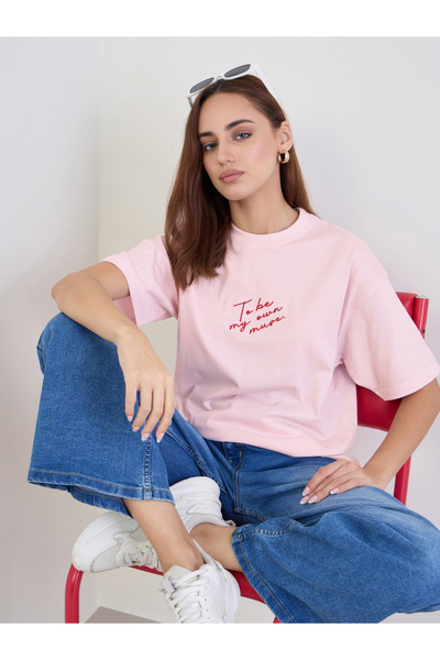 Styli تي شيرت وردي قصة فضفاضة مطبوع عليه شعار