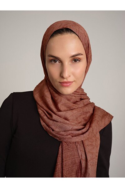 Ayshara شال شيبنيم هاتي مونوغرام منقوش ذو وجهين - لون القرميد