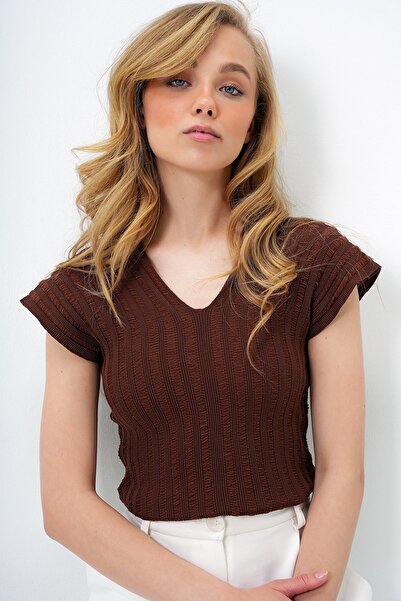 Trend Alaçatı Stili Dámská hnědá přední zadní výstřih do V prolamovaná letní pletená halenka ALC-X14147