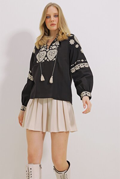 Trend Alaçatı Stili Γυναικεία Πλεκτή Μπλούζα με Κεντητό Μαύρο Γιακά Judge ALC-X11447