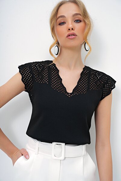 Trend Alaçatı Stili Kadın Siyah V Yaka Delik Ajurlu Mevsimlik Triko Bluz ALC-X13378