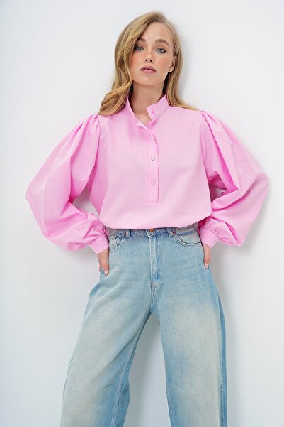 Trend Alaçatı Stili Dámská růžová halenka s límečkem Hakim s polovičním zapínáním na knoflíky a balonovými rukávy z popelínu ALC-X14059
