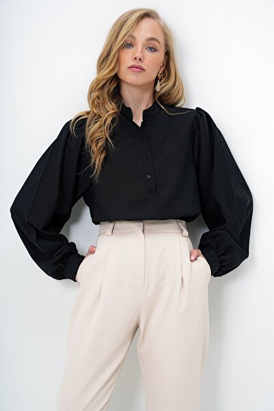 Trend Alaçatı Stili Dámská černá halenka s límečkem Hakim s polovičním zapínáním na knoflíky a balonovými rukávy z popelínu ALC-X14059