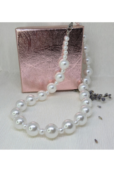 Amma Design Handmade necklace "Elegant Balance" with large and small white pearls