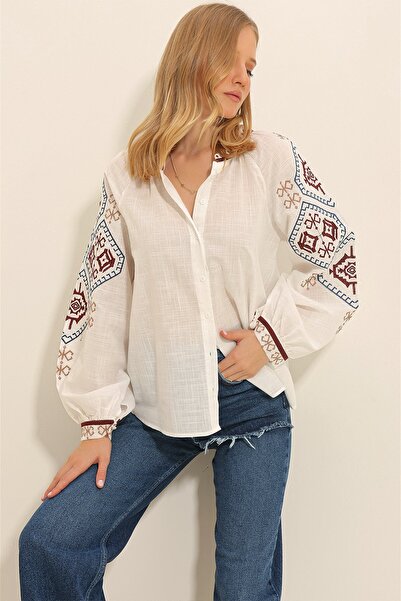 Trend Alaçatı Stili Дамска бяла блуза с балонни ръкави и бродерия, без яка Al...