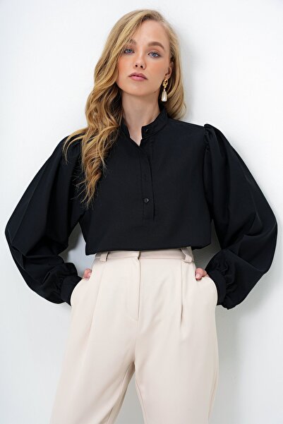 Trend Alaçatı Stili Dámská černá halenka s límečkem Hakim s polovičním zapínáním na knoflíky a balonovými rukávy z popelínu ALC-X14059