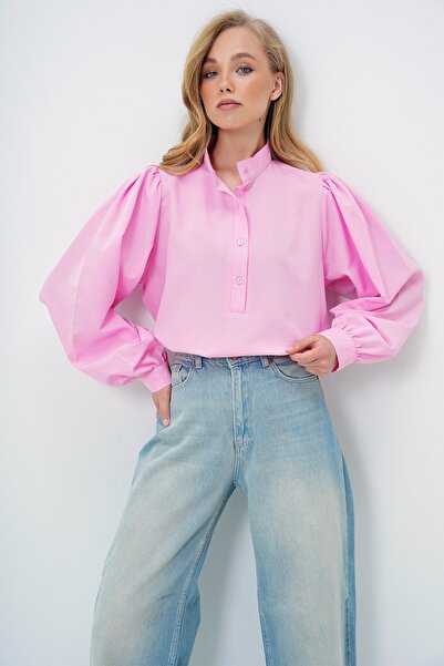 Trend Alaçatı Stili Dámská růžová halenka s límečkem Hakim s polovičním zapínáním na knoflíky a balonovými rukávy z popelínu ALC-X14059