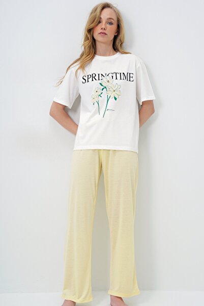 Trend Alaçatı Stili Kadın Tereyağı Sarısı Bisiklet Yaka Baskılı T-Shirt Ve Düz Renk Pantolonlu Pijama Takımı PJM-X13883