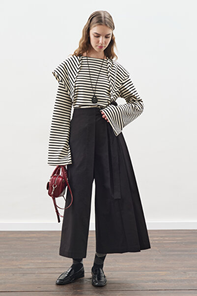 Manuka ΜΠΛΟΥΖΑ ΜΕ ΛΕΠΤΟΜΕΡΗ ΣΧΕΔΙΑΣΚΕΥΗ ΜΕ ΡΙΓΕΣ ΜΑΥΡΟ