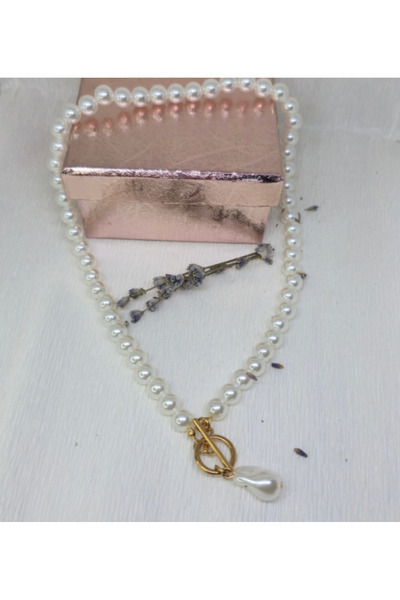 Amma Design Colier lucrat manual cu perle albe și pandantiv cu lacrimă