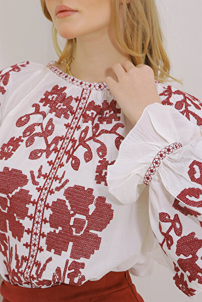 Trend Alaçatı Stili Γυναικεία λευκή μπλούζα με λαιμόκοψη με λαιμόκοψη φλουντάκι με πλήρες κέντημα ALC-X11450