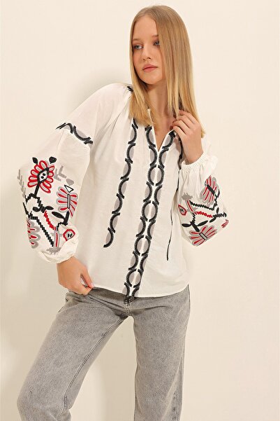 Trend Alaçatı Stili Γυναικεία λευκή υφαντή μπλούζα με κέντημα με γιακά δικαστ...