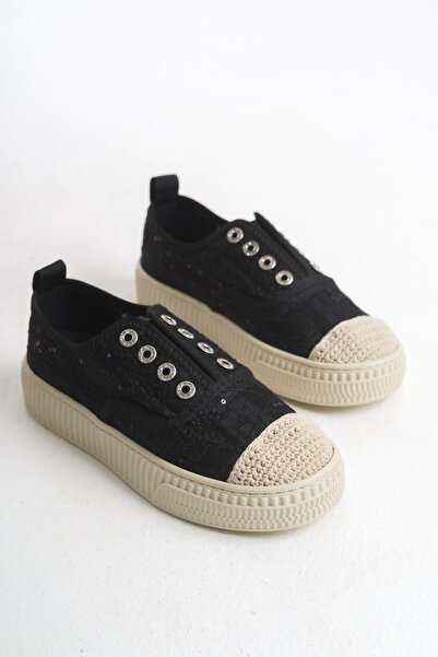 FEMME حذاء نسائي كاجوال من Daisy ذو نعل عالٍ وتفاصيل من الدانتيل الشبكي