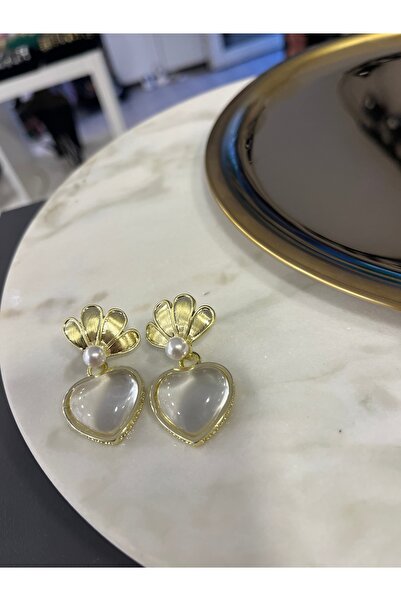gozdeasutayaccessory أقراط شفافة بتفاصيل لؤلؤية على شكل قلب
