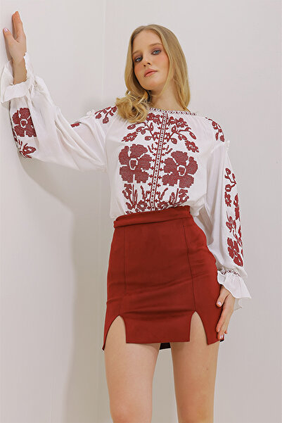 Trend Alaçatı Stili Γυναικεία λευκή μπλούζα με λαιμόκοψη με λαιμόκοψη φλουντάκι με πλήρες κέντημα ALC-X11450