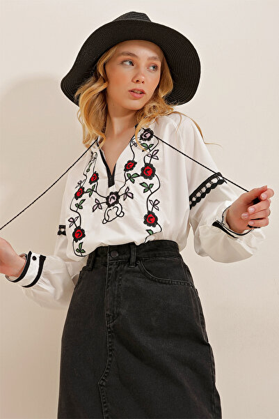 Trend Alaçatı Stili Weiße, vorne bestickte, gewebte Quastenbluse für Damen ALC-X10194